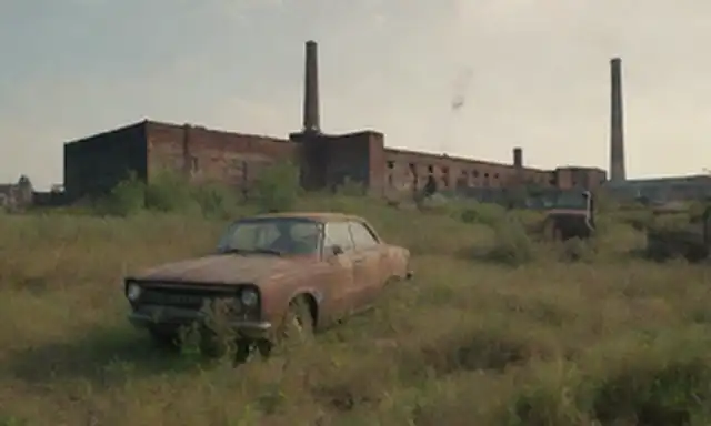 paisaje industrial con almacenes abandonados