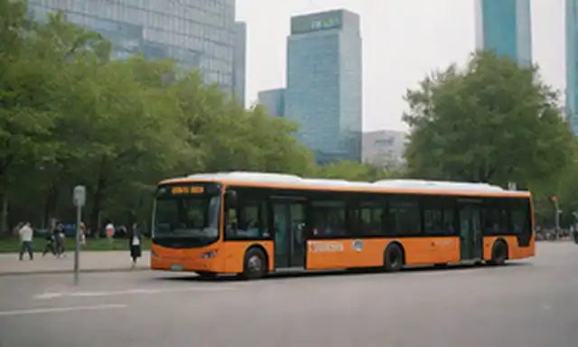 2 autobuses eléctricos con diseños elegantes, interiores modernos y espaciosos asientos; paisaje urbano con vegetación en el fondo, día soleado; gente caminando o montando bicicletas; colores vibrantes, logotipos audaces; sensación futurista, tecnología innovador