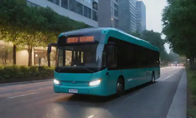 Autobús eléctrico elegante con diseño futurista, colores atrevidos, faros brillantes, y una silueta elegante contra un fondo de paisaje urbano, rodeado de vegetación exuberante, efectos de iluminación dinámica