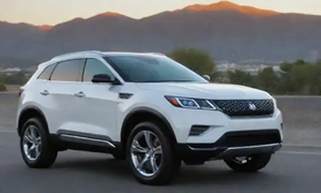 2020 SUV blanco con un diseño futurista, acentos cromáticos brillantes en la parrilla y ruedas, destacados faros LED, líneas elegantes y curvas, colores brillantes vibrantes, paisaje urbano o montañas en el fondo, gente admirando el vehículo desde diferentes ángulos