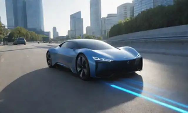 Un vehículo eléctrico futurista cargando en una carretera elegante, rodeado de patrones inspirados en el grafeno, con líneas azules brillantes que indican la transferencia de energía, un paisaje urbano estilizado en el fondo, y un toque de un día soleado, que transmite sostenibilidad, innovación y eficiencia