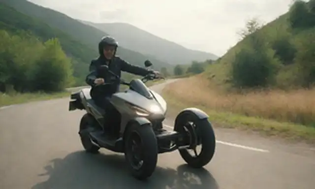 Bicicleta eléctrica de 3 ruedas con diseño elegante, jinete en posición cómoda, terreno con colinas y carreteras, sol brillante, vegetación, un sentido de aventura, movimiento dinámico