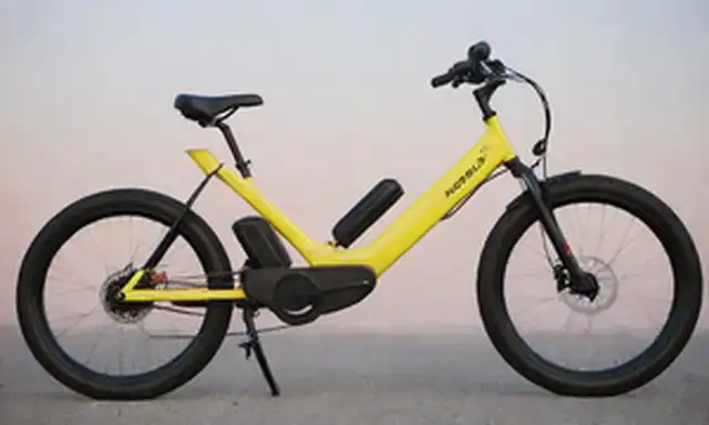 2024 bicicleta eléctrica con tracción total, diseño elegante, colores vibrantes, faro futurista, marco minimalista, manillar ergonómico, canasta amplia, ruedas brillantes, y un jinete deportivo posando en frente
