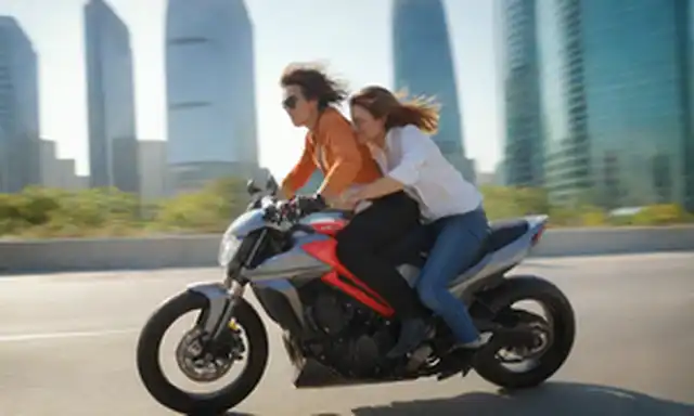 2 jinetes en movimiento en una moto elegante y futurista
