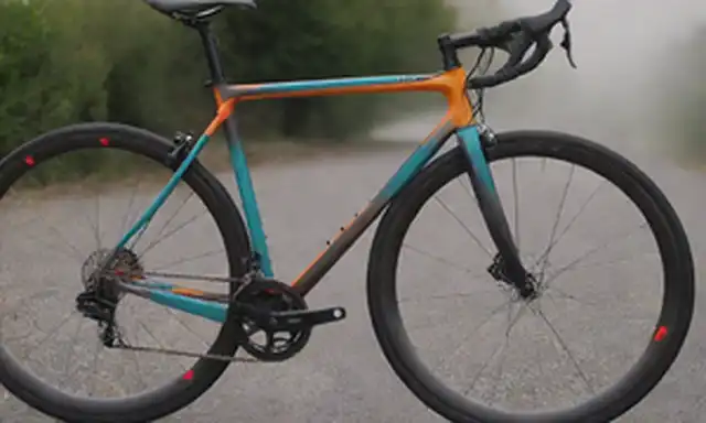 Vista de cerca de una bicicleta Van Rysel E-EDR AF con colores brillantes, destacando su diseño elegante y características premium, mostrando el marco de e-bikes, ruedas y sistema de frenos en detalle, con ligero efecto borroso para enfatizar su dinamismo