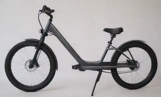 Una bicicleta eléctrica elegante y moderna en un entorno limpio y minimalista