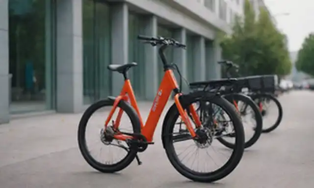 2 bicicletas eléctricas estacionadas en una acera