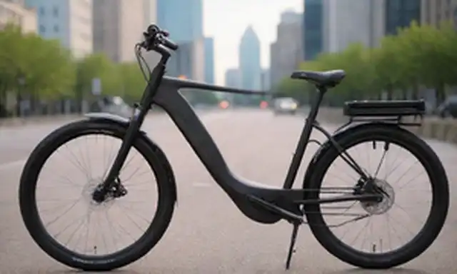 2023 Riverside 500E bicicleta con diseño elegante, aerodinámico, acabado negro mate, luces LED brillantes en manillares y ruedas, marco de aleación resistente, y un paquete de batería compacto integrado en el tubo, todo en contra de un fondo urbano borroso con esbozos débiles de rascacielos de la ciudad