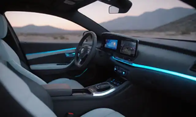 Diseño de coche 3D, tablero futurista, gran parabrisas, pantalla de realidad aumentada, líneas elegantes, colores atrevidos, gradiente de 32 formas, iluminación LED, superficies curvas, estilo vanguardista, características de alta tecnología, interior minimalista, acentos brillantes, atmósfera inmersiva