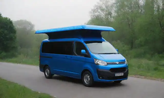 Van azul eléctrico con diseño elegante