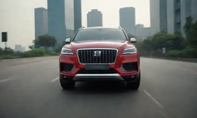 SUV de lujo en entorno urbano, diseño elegante, rejilla frontal audaz, faros LED, acentos cromados, techo panorámico, amplio interior, asientos de cuero premium, panel futurista, clúster de instrumentos digitales