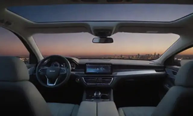 Lujoso interior SUV con asientos de cuero premium, techo panorámico y pizarra elegante, exterior cuenta con diseño futurista con faros LED y luces traseras, rejilla prominente y ruedas de aleación, paisaje urbano o fondo montañoso con un efecto sutil gradiente