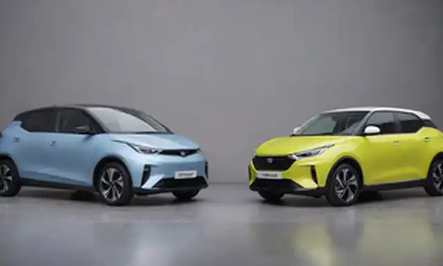 Vista frontal del coche de la ciudad eléctrica 2023 con esquemas de color contrastantes