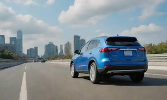 SUV compacto, colores azules y blancos, escena del día, carretera en el fondo, paisaje urbano, arquitectura moderna, gente caminando por, clima soleado, nubes en el cielo, detalles del diseño del vehículo