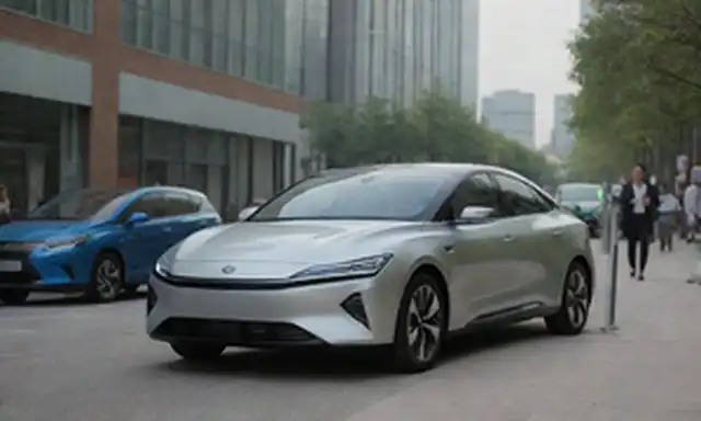 2023 BYD Han en una calle de la ciudad con gente a su alrededor, sol brillante en el fondo, estación de carga eléctrica cerca, diseño elegante, esquema de color audaz, vibra futurista, características de alta tecnología destacado, exitoso concepto de lanzamiento