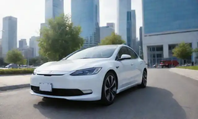 sedán, diseño elegante, coche eléctrico, estación de carga, paisaje urbano, día soleado, ambiente tranquilo, toque futurista, colores azul y blanco, tonos contrastantes, líneas modernas