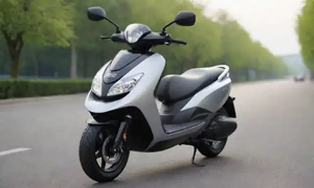 scooter de 2 plazas, moto eléctrica, esquema de color negro y plata, diseño elegante, formas redondeadas, faros prominentes, asiento largo, manillar con controles, compartimento trasero, fondo de carretera, día soleado, coches borrosos en la distancia