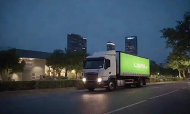 Camión eléctrico que conduce en una calle