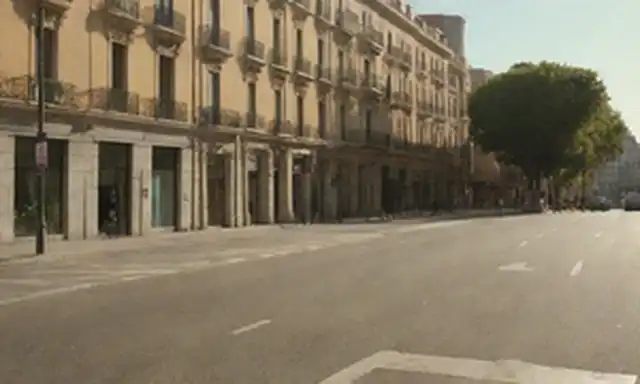 Scooter eléctrico, calle de la ciudad, skyline de Barcelona, día soleado, gente caminando y ciclismo, señalización de carretera, pavimentación, carril de bicicleta, cono de tráfico, casco, escena urbana, conmutación por la mañana, atmósfera ocupada