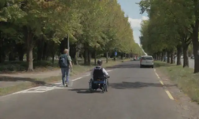 2 personas en una carretera