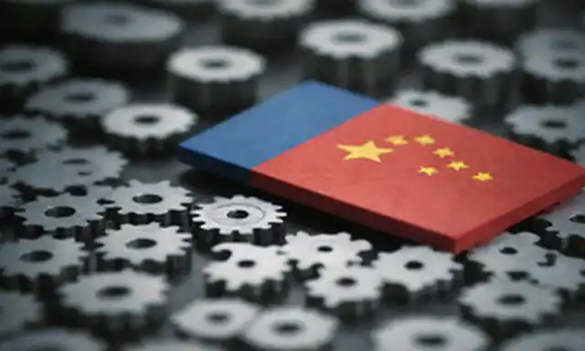 Fábrica de coches, bandera de China, logo Stellantis, piezas de automoción, engranajes, piezas de rompecabezas, líneas de velocidad, símbolo de competición