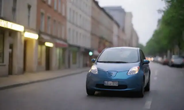 Pequeñas calles de la ciudad, coche compacto, vehículo eléctrico, entorno urbano, iluminación diurna, enfoque suave, fondo borroso, paleta de un solo color, atmósfera calmante