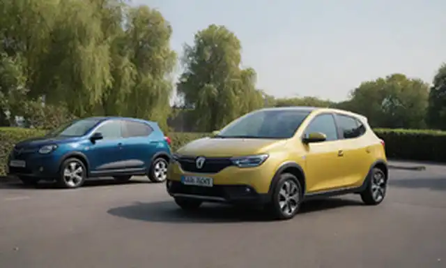 2 coches eléctricos estacionados lado a lado en una calle de la ciudad