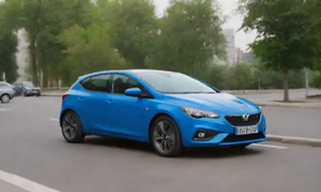 Hatchback de 5 puertas con diseño elegante, color azul eléctrico, logotipo Lidl en panel lateral, interior minimalista con pantalla táctil, fondo de paisaje urbano con coches estacionados, árboles verdes y un cielo soleado