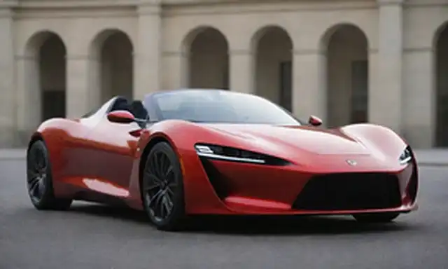 Un calzado elegante y eléctrico italiano con un tablero futurista, asientos deportivos, un sistema de infotenimiento de pantalla táctil, carrocería metálica, ruedas de aleación y un diseño abierto