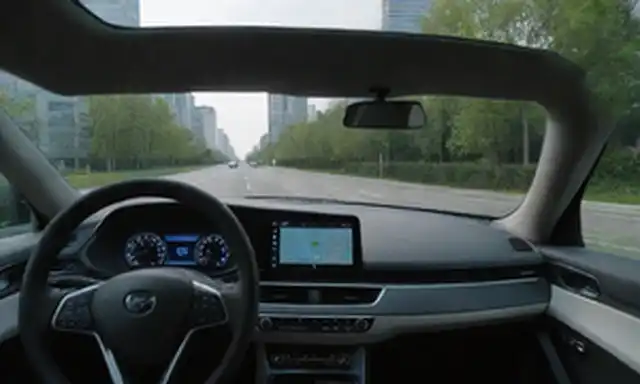 Autos eléctricos en una carretera futurista, sistema de conducción autónomo, diseño de vehículos elegantes y aerodinámicos, faros LED brillantes, mapa de navegación GPS en el fondo, paisaje urbano o paisaje escénico, árboles y edificios verdes, sensores avanzados y cámaras montadas en los coches exteriores