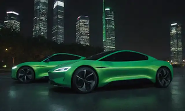 2 coches eléctricos elegantes lado a lado en un paisaje urbano futurista, fuentes de energía verde en el fondo, luces LED iluminando el cielo nocturno, un toque de movimiento y dinamismo, superficies brillantes que reflejan luces de la ciudad, diseño minimalista enfatizando la innovación