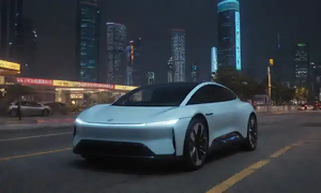 2025 coches eléctricos en un futurista paisaje urbano, con edificios altos y luces de neón, con un prominente logotipo de marca china en un elegante modelo EV, rodeado de estaciones de carga, con peatones y vehículos autónomos que pasan por la escena