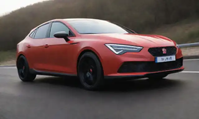 2025 CUPRA sedán vista frontal, diseño elegante, faros LED, parrilla deportiva, líneas aerodinámicas, puerto de carga eléctrica, colores vibrantes, ruedas de alta tecnología
