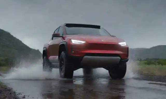 2021 Tesla Cybertruck conduciendo por carretera inundada