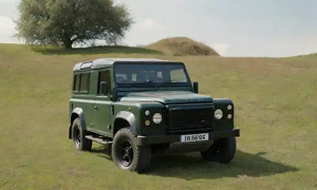 4x4 Land Rover Defender en un entorno natural