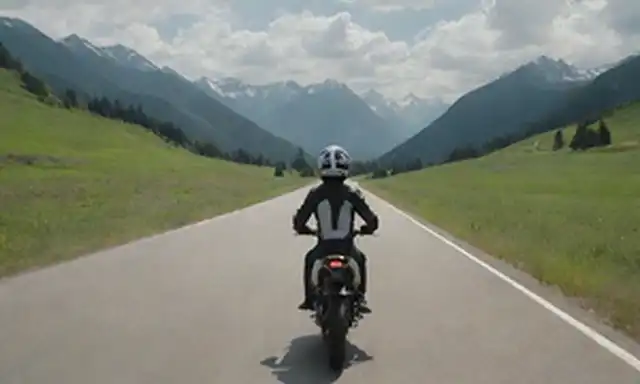 Motocicletas de 125cc en un camino de viento, soleado cielo con nubes blancas suaves, licencia de moto en mano, joven adulto con engranaje reflectante y casco, paisaje tranquilo con una cordillera en la distancia
