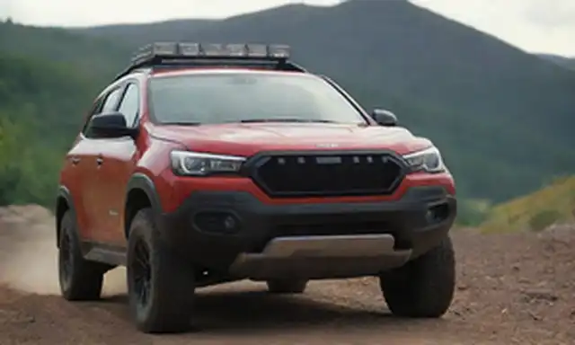 4x4 vehículo off-road con insignia híbrida en la parrilla
