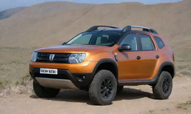 4x4 coche, terreno exterior, paisaje rocoso, cielo soleado, montañas distantes, Dacia Duster vehículo híbrido, forma compacta SUV, esquema de color audaz, ruedas robustas, características de diseño angular