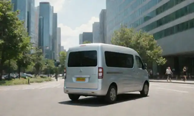 una furgoneta elegante, eléctrica, diseño futurista, fondo de paisaje urbano, gente caminando, sonriendo y ondeando, día soleado, vegetación alrededor, ruedas girando, acentos cromáticos, luces brillantes, estilo minimalista, entorno urbano