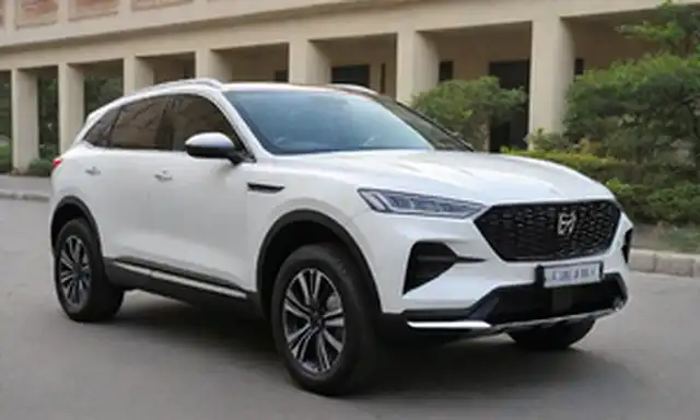 Sleek eléctrico SUV, faros LED avanzados, color de cuerpo metálico, rejilla frontal angular, techo panorámico deslizante, ventanas de vidrio tintado, Diseño de rueda dinámica, Suspensión elevada, Acabado de pintura de doble tono, Rear spoiler, y una amplia cabina interior