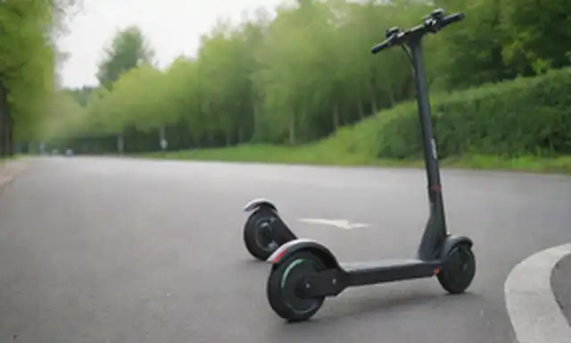 un plano de cierre de un diseño de scooters plegable eléctrico elegante, con colores brillantes y líneas atrevidas, con un marco compacto con ruedas retráctil, rodeado de exuberante vegetación o paisaje urbano, transportando modernidad y sostenibilidad, destacando la innovadora solución de movilidad para comunicaciones diarias