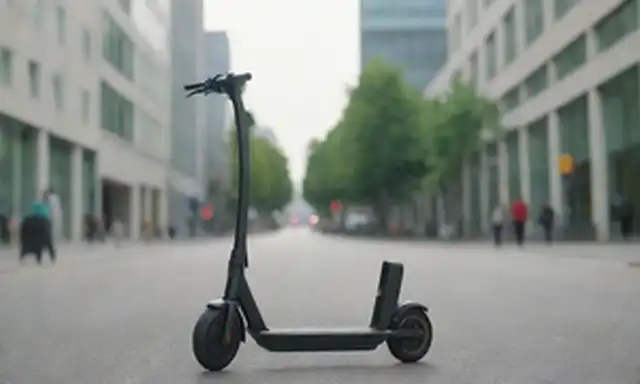 Scooter eléctrico en un diseño elegante y moderno, doblado y recto con ruedas orientadas hacia delante, con un marco esbelto y manillares, con un fondo urbano brillante, posiblemente con figuras borrosas caminando por, transmitiendo un sentido de eficiencia y movilidad
