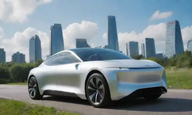Un vehículo elegante y eléctrico con un diseño futurista, estacionado frente a un moderno paisaje urbano, bajo un brillante cielo azul con nubes blancas, iluminadas por la cálida luz del sol, rodeado de exuberante vegetación y líneas elegantes, que transmiten innovación y econocidad