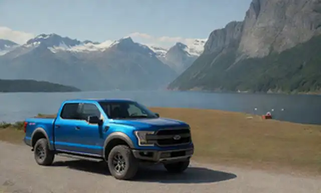 Un azul Ford F-150 Lightning estacionado en una pintoresca costa noruega