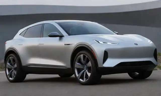 SUV eléctrico reductor 3D con cuerpo elegante, aerodinámico, líneas curvas, faros futuristas, prominente logotipo de Fisker en la parrilla frontal, diseño de rueda adaptativa, paneles solares integrados en techo, y un puerto de carga en el elevador trasero