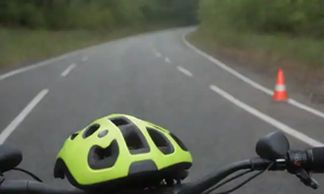 Motocicletas en una carretera de enrollamiento