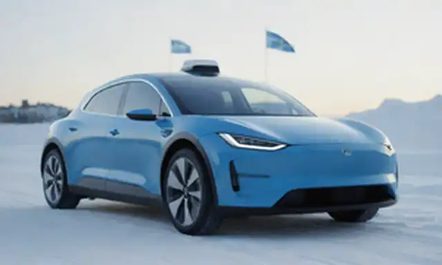 2024 modelo de coche eléctrico en carretera cubierta de nieve, paisaje nórdico en el fondo, luz solar brillante, banderas escandinavas o logos, silueta de paisaje urbano europeo icónico, diseño elegante y moderno, esquema de color azul y blanco
