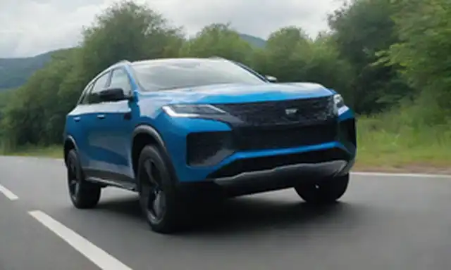 Un SUV elegante con un diseño futurista, conduciendo en un camino escénico, rodeado de vegetación exuberante, con un cielo azul brillante en el fondo, mostrando sus líneas angulares y faros LED.
