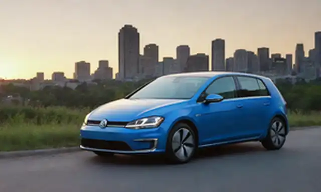 2021 coche eléctrico-hibrid, Volkswagen e-Golf, sedán compacto, faros LED, diseño elegante, acentos cromáticos, trabajo de pintura azul, características de conducción autónoma, vegetación en el fondo, paisaje urbano al atardecer