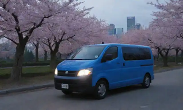 Una furgoneta compacta futurista con acentos azules eléctricos